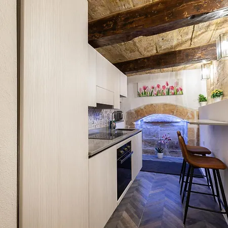 Apartamento 1br Charming Townhouse In Capital With Wifi By 360 Estates *